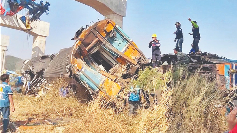 Hiện trường vụ tai nạn ở Nakhon Ratchasima, Thái Lan. (Ảnh TÂN HOA XÃ)