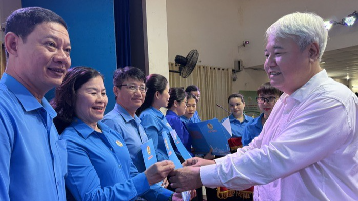 Ông Võ Khắc Thái, Chủ tịch Liên đoàn Lao động thành phố, trao quyết định kết thúc hoạt động Công đoàn cấp trên cơ sở. (Ảnh: HỒNG ĐÀO)