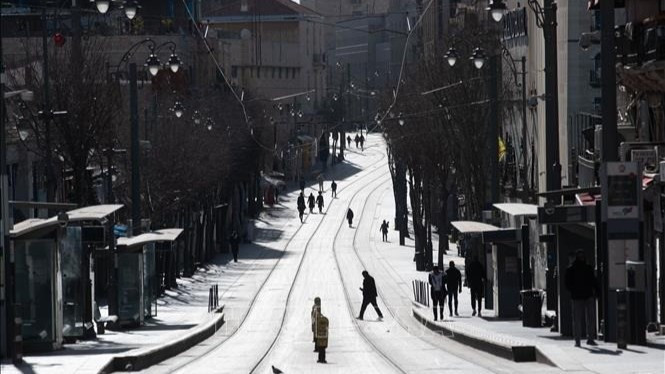 Người dân Israel di chuyển trên đường phố ở Jerusalem ngày 28/2/2026. (Ảnh: THX/TTXVN)