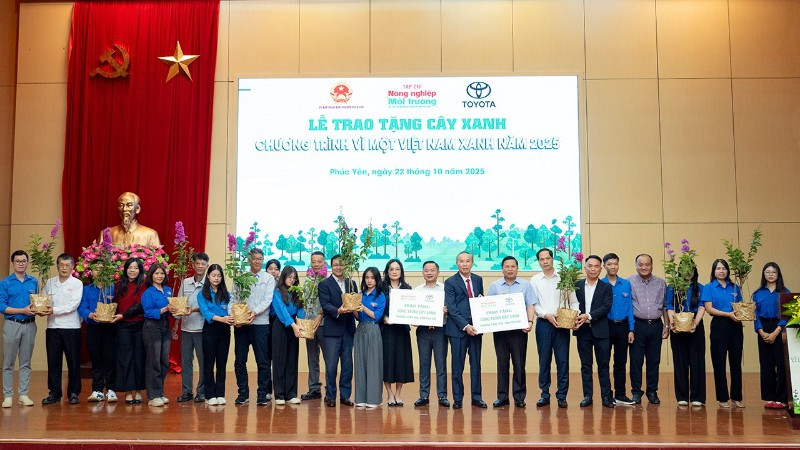 Đại biểu tặng cây cho nhân dân phường Phúc Yên và Xuân Hòa.