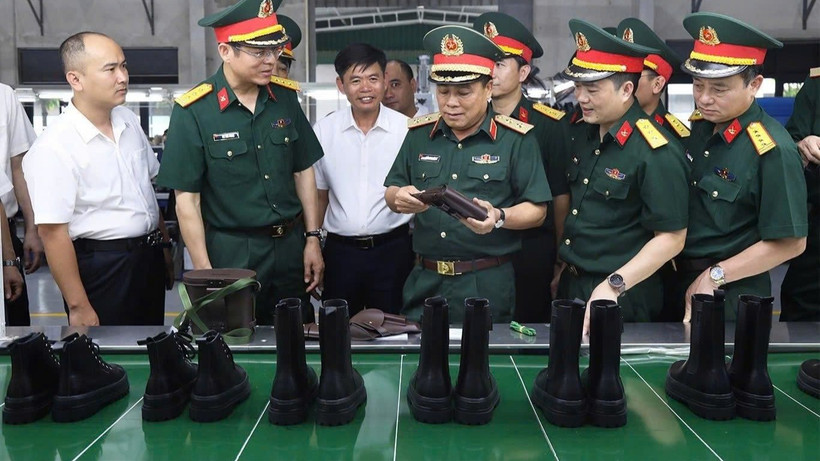 Đoàn công tác Tổng cục Hậu cần-Kỹ thuật kiểm tra các sản phẩm phục vụ nhiệm vụ quốc phòng do Công ty cổ phần 26 sản xuất. (Ảnh: QUỲNH HƯƠNG)