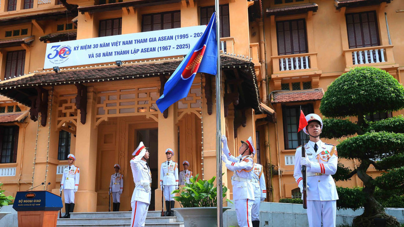 Lực lượng tiêu binh thực hiện nghi thức thượng cờ ASEAN. (Ảnh: TTXVN)