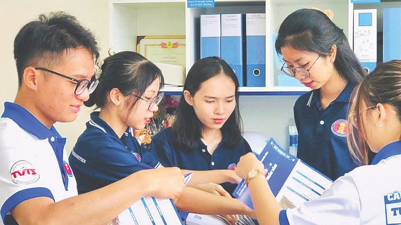 Sinh viên Trường đại học Khoa học xã hội và nhân văn Thành phố Hồ Chí Minh thực hành nghiên cứu khoa học.