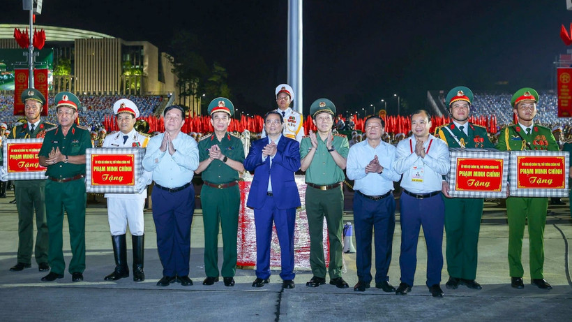 Thủ tướng Phạm Minh Chính tặng quà các lực lượng tham gia diễu binh, diễu hành. (Ảnh: VIẾT CHUNG)