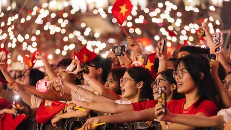 Đêm nhạc trở thành bản hòa ca của niềm tự hào dân tộc. (Ảnh: PHƯƠNG ANH)