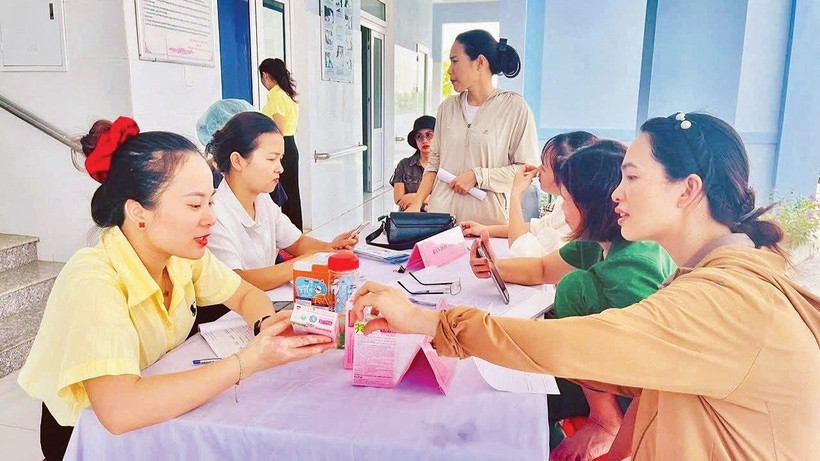 Tư vấn, chăm sóc sức khỏe sinh sản cho chị em tại Trung tâm Dân số Quảng Trị.