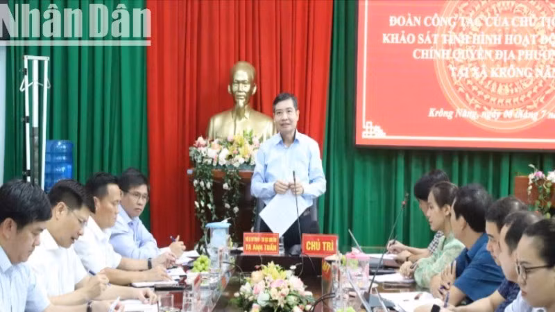 Chủ tịch Ủy ban nhân dân tỉnh Đắk Lắk Tạ Anh Tuấn phát biểu tại buổi làm việc với Ủy ban nhân dân xã Krông Năng.