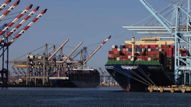 Các tàu chở hàng chất đầy container tại Cảng Los Angeles, California, Mỹ. (Ảnh: Tân hoa xã)