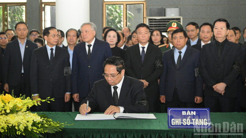Thủ tướng Phạm Minh Chính ghi sổ tang chia buồn cùng gia đình. (Ảnh: THẾ ĐẠI)