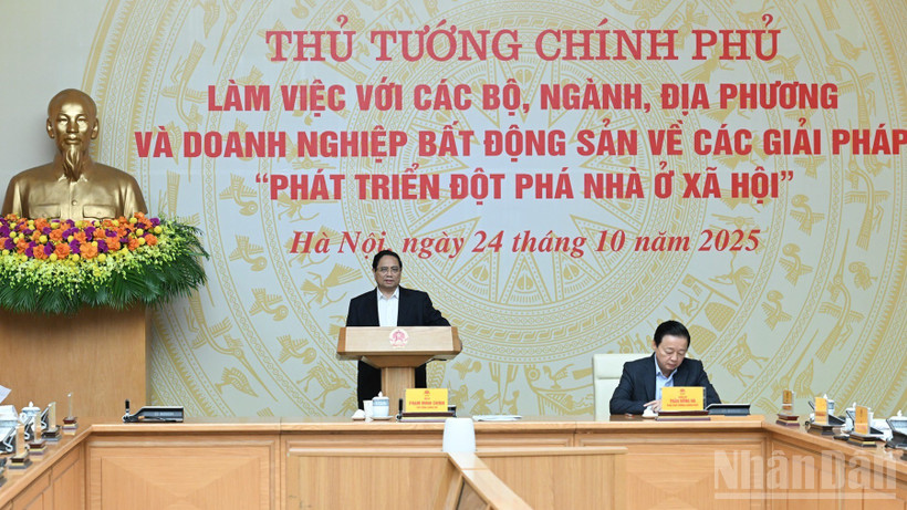 Thủ tướng Chính phủ Phạm Minh Chính chủ trì cuộc làm việc bàn giải pháp phát triển đột phá nhà ở xã hội. (Ảnh: TRẦN HẢI)