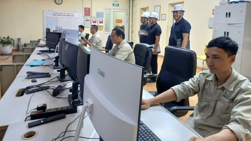 Vận hành nhà máy điện rác ở Gia Bình, Bắc Ninh. (Ảnh NAM PHONG)