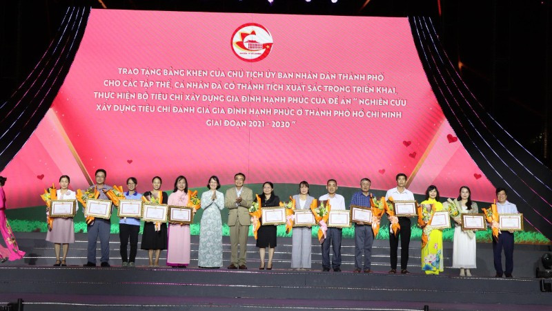 Các tập thể, cá nhân có thành tích xuất sắc trong triển khai, thực hiện đề án "Nghiên cứu xây dựng tiêu chí đánh giá gia đình hạnh phúc ở TP Hồ Chí Minh giai đoạn 2021-2030 được nhận bằng khen của UBND thành phố.