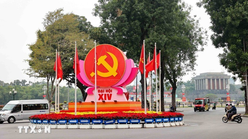 Biểu tượng búa liềm, cờ Đảng, cờ Tổ quốc được bố trí trang trọng tại nút giao Điện Biên Phủ-Độc Lập-Chu Văn An, chào mừng Đại hội đại biểu toàn quốc lần thứ XIV của Đảng. (Ảnh: Vũ Quang/TTXVN)