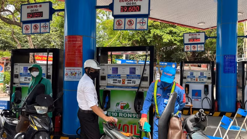 Người dân mua xăng E10 RON95-III tại cây xăng trên đường Thái Thịnh, Hà Nội. (Ảnh: TRẦN THƯỜNG)