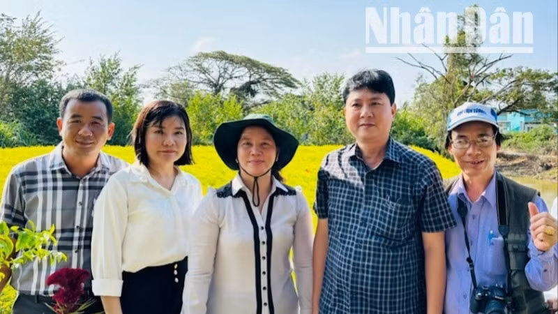 Phóng viên Báo Nhân Dân (bên phải) và các đồng chí lãnh đạo thành phố Bạc Liêu (cũ, nay là phường Bạc Liêu, tỉnh Cà Mau) thăm mô hình sản xuất hoa màu của đồng bào Khmer ở địa phương.