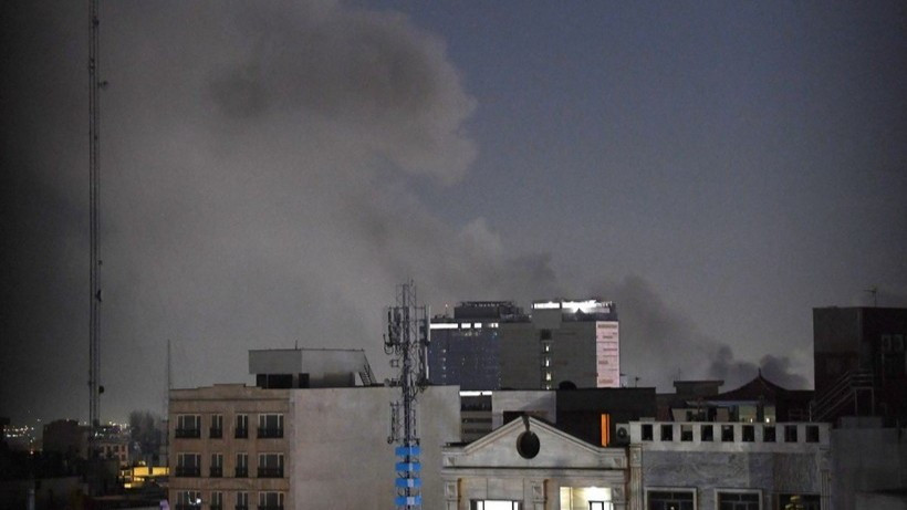 Khói bốc lên sau vụ tấn công tại Tehran, Iran, ngày 1/3/2026. (Ảnh: THX/TTXVN)