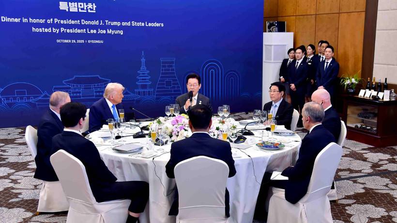 Chủ tịch nước Lương Cường dự tiệc tối chào mừng các nhà lãnh đạo APEC.