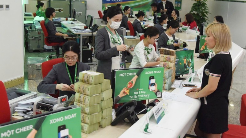 Giao dịch khách hàng tại chi nhánh ngân hàng VPBank. (Ảnh: KHÁNH AN)
