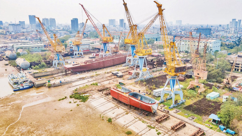 Mặt bằng sản xuất của Công ty Đóng tàu Bạch Đằng đang dần bị thu hẹp do quá trình đô thị hóa.