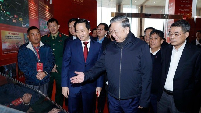 Tổng Bí thư Tô Lâm và các đại biểu tham quan không gian trưng bày ảnh về Ban Chấp hành Đảng bộ tỉnh Cao Bằng. (Ảnh: Thống Nhất/TTXVN)