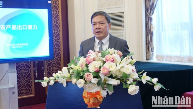 Tham tán Nông Đức Lai phát biểu tại Hội nghị.