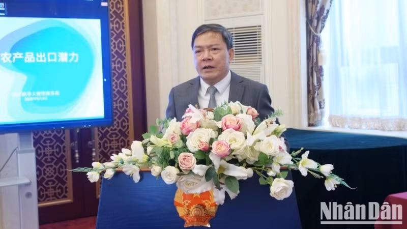 Tham tán Nông Đức Lai phát biểu tại Hội nghị.