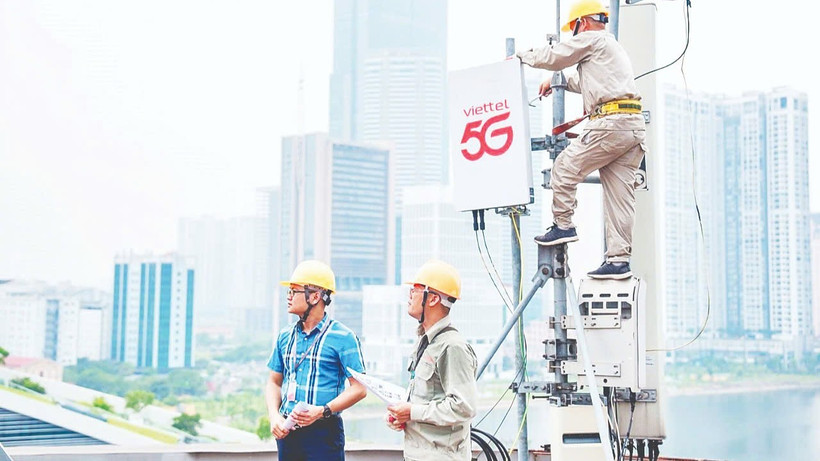 Các kỹ sư Viettel lắp đặt trạm phát sóng 5G.