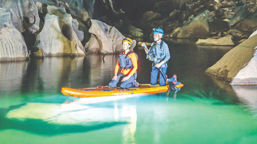 Du khách nước ngoài tham quan hang Ba ở Vườn quốc gia Phong Nha-Kẻ Bàng.