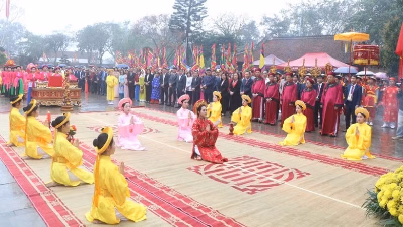 Phần Tế nữ quan do các thiếu nữ được tuyển chọn kỹ lưỡng tiêu biểu cho vẻ đẹp đoan trang, trong sáng thực hiện.