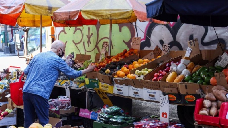 Người dân mua sắm tại một cửa hàng ở New York, Mỹ. (Ảnh: THX/TTXVN)