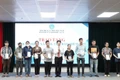 Trao tặng sổ bảo hiểm xã hội, thẻ bảo hiểm y tế cho người dân có hoàn cảnh khó khăn tại Hà Nội. (Ảnh minh họa VSS)