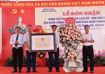 Trao Bằng xếp hạng di tích lịch sử-văn hóa cấp tỉnh Địa điểm tưởng niệm Thanh niên xung phong Ga Núi Gôi.