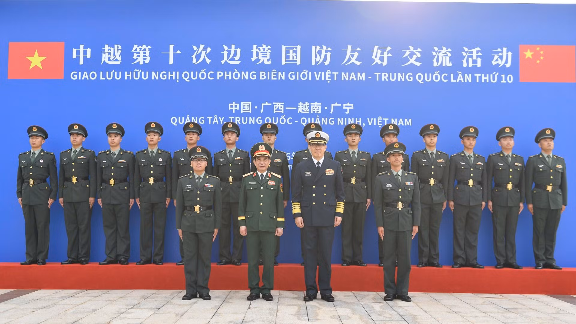 Đại tướng Phan Văn Giang và Thượng tướng Đổng Quân tại Đại đội Biên phòng Đông Hưng.