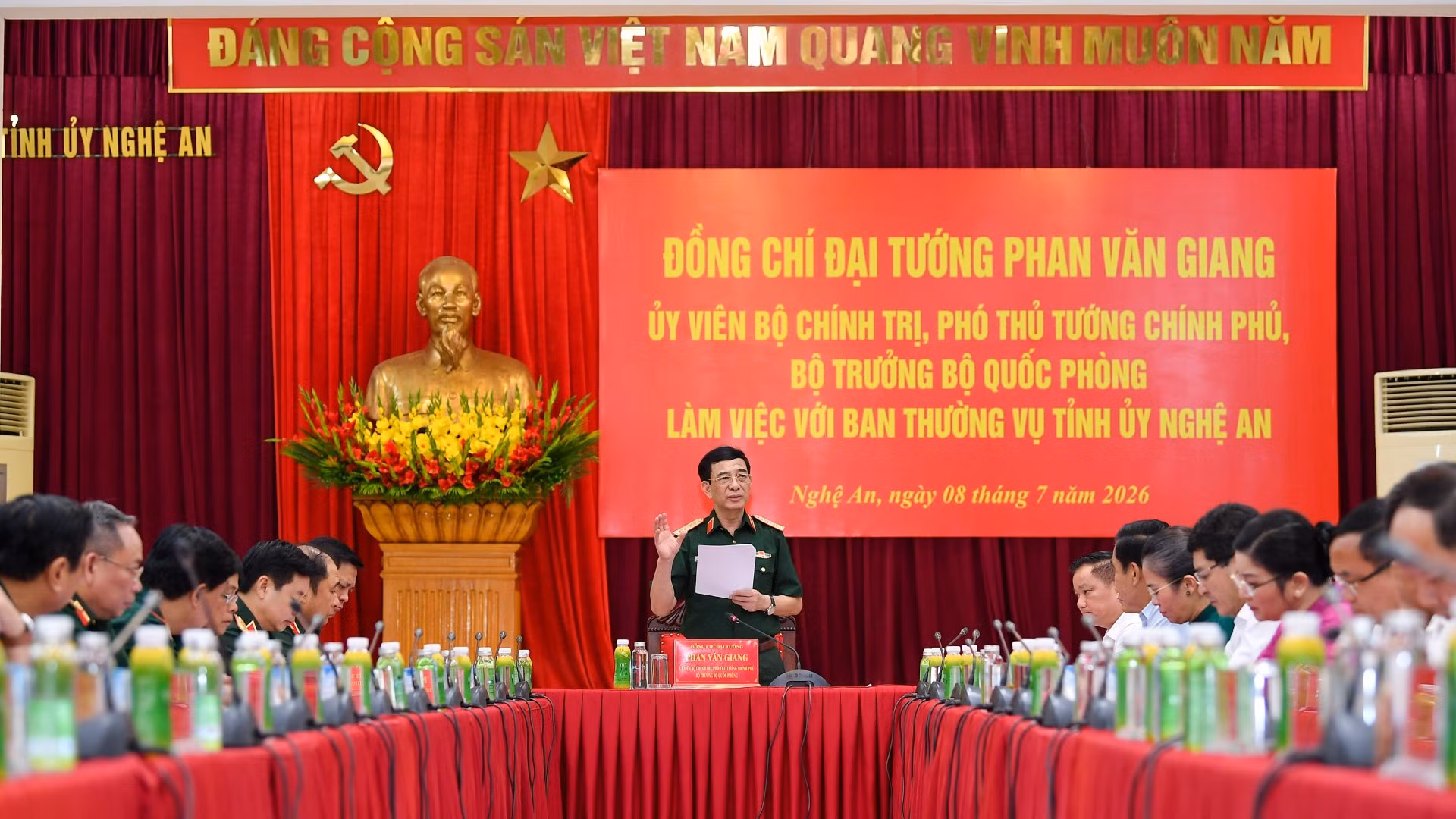 Đại tướng Phan Văn Giang, Ủy viên Bộ Chính trị, Phó Bí thư Quân ủy Trung ương, Phó Thủ tướng Chính phủ, Bộ trưởng Quốc phòng làm việc với Ban Thường vụ Tỉnh ủy Nghệ An.