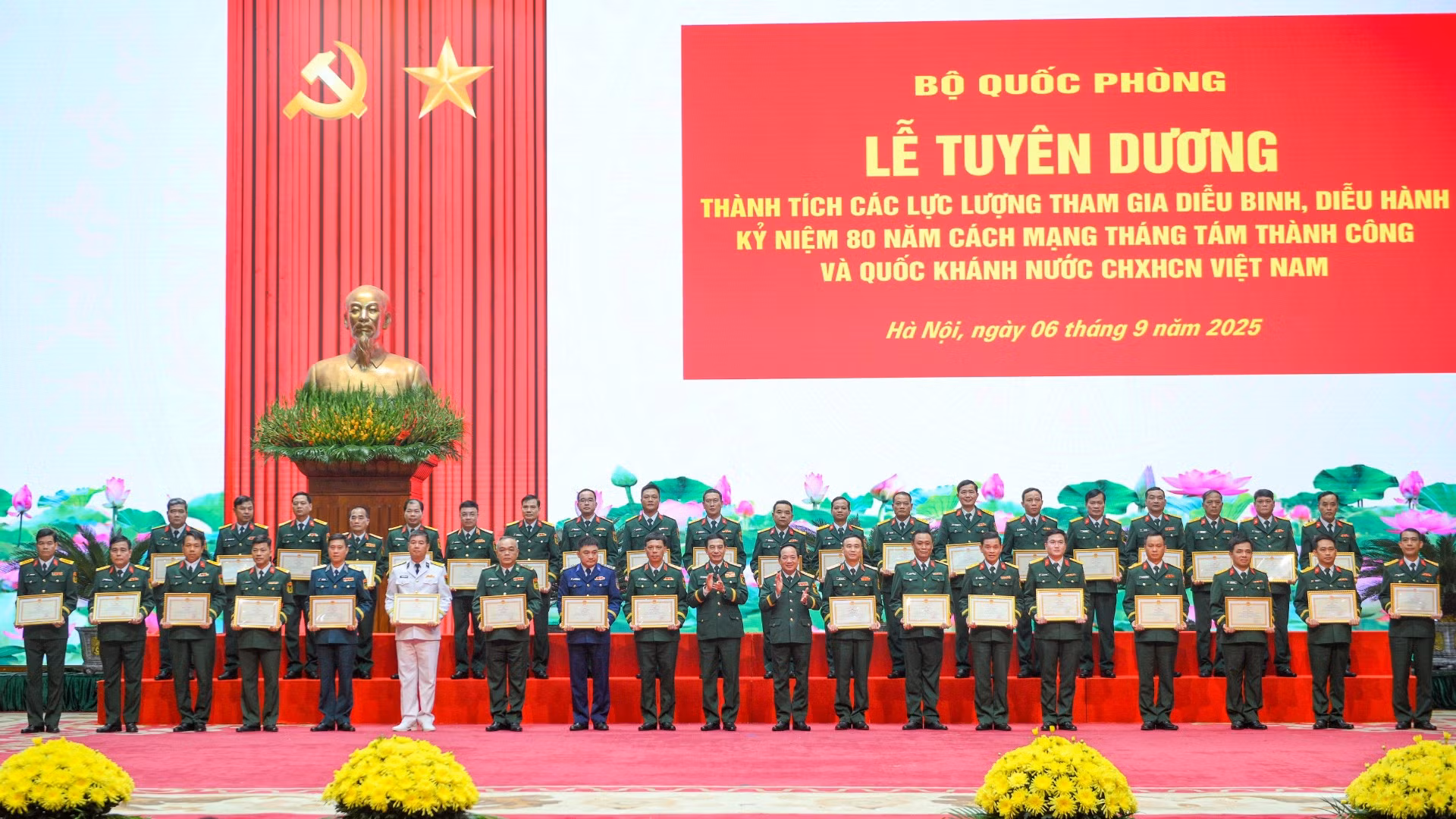 Đại tướng Phan Văn Giang và Đại tướng Trịnh Văn Quyết tặng thưởng Bằng khen cho các cá nhân, tập thể.