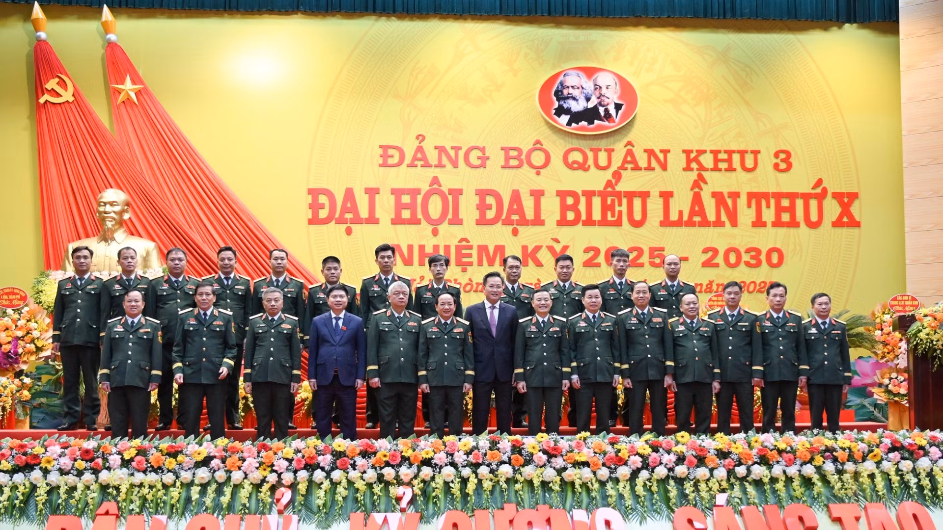 Đại tướng Trịnh Văn Quyết, Bí thư Trung ương Đảng, Ủy viên Thường vụ Quân ủy Trung ương, Chủ nhiệm Tổng cục Chính trị Quân đội nhân dân Việt Nam cùng các đồng chí Ban Chấp hành Đảng bộ Quân khu 3 khóa X, nhiệm kỳ 2025–2030 cùng các đại biểu tại đại hội.