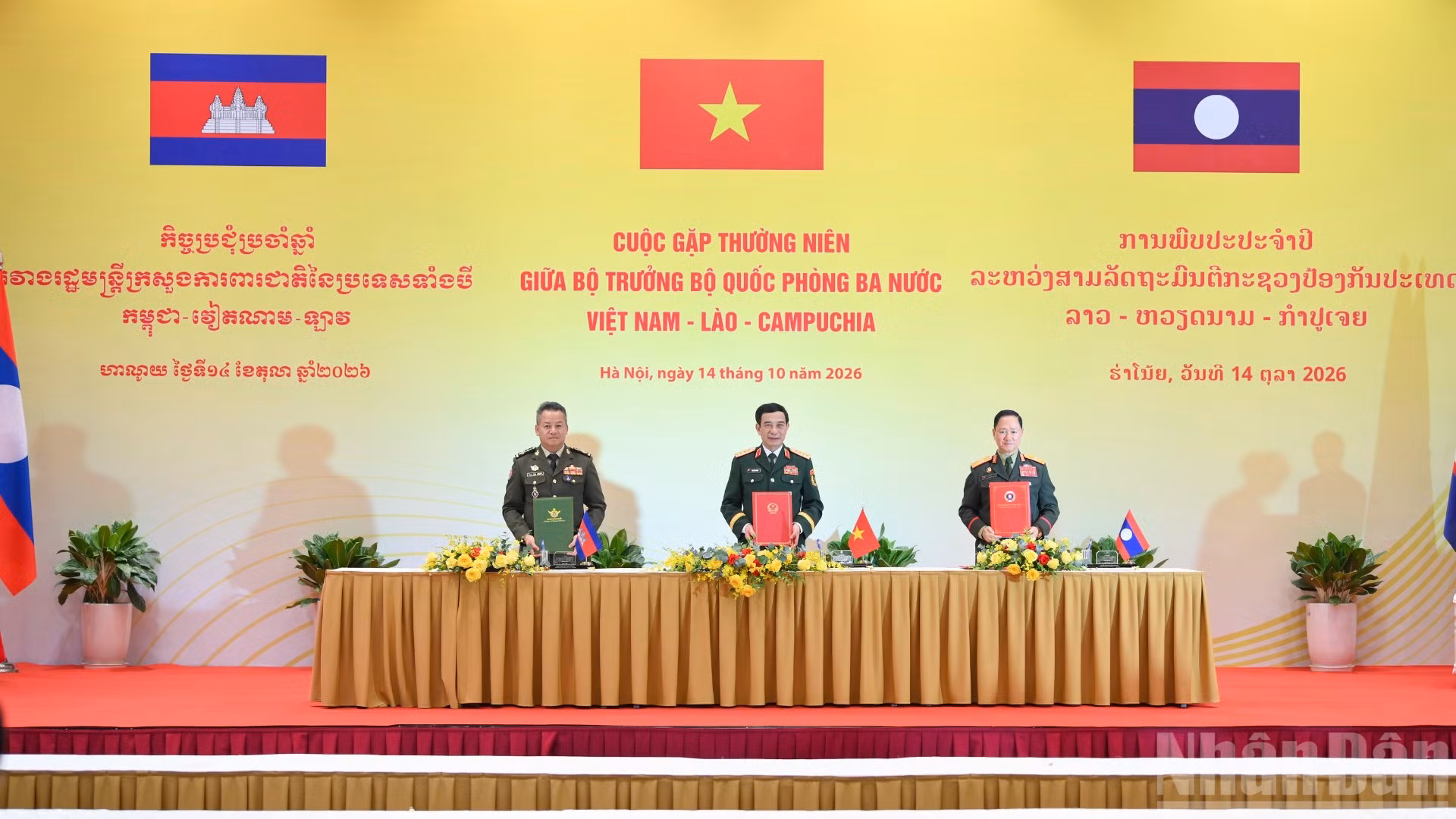 Ký Biên bản Cuộc gặp thường niên giữa Bộ trưởng Quốc phòng ba nước Việt Nam-Lào-Campuchia. (Ảnh: THẾ ĐẠI)