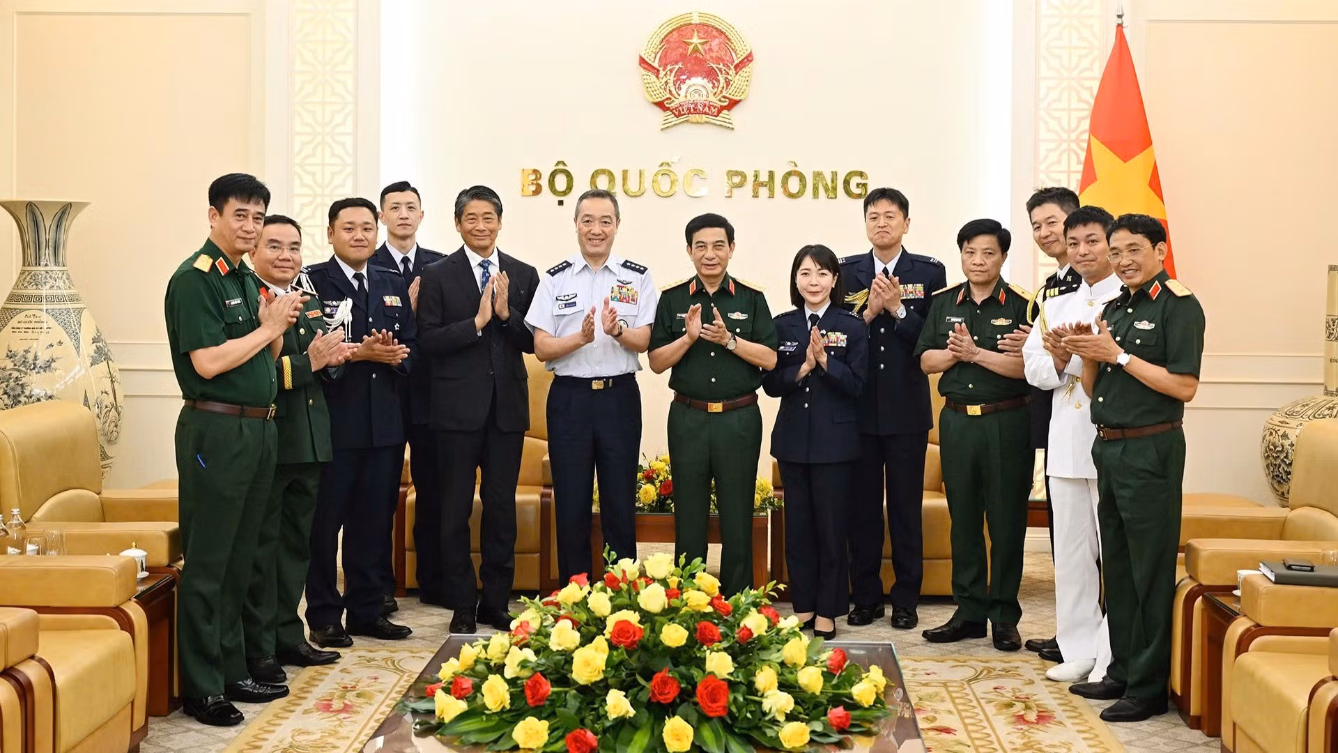 Đại tướng Phan Văn Giang và Đại tướng Uchikura Hiroaki cùng đoàn công tác.