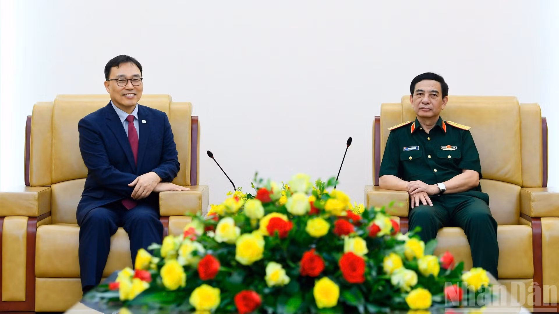 Đại tướng Phan Văn Giang và Đại sứ Choi Young Sam tại buổi tiếp.