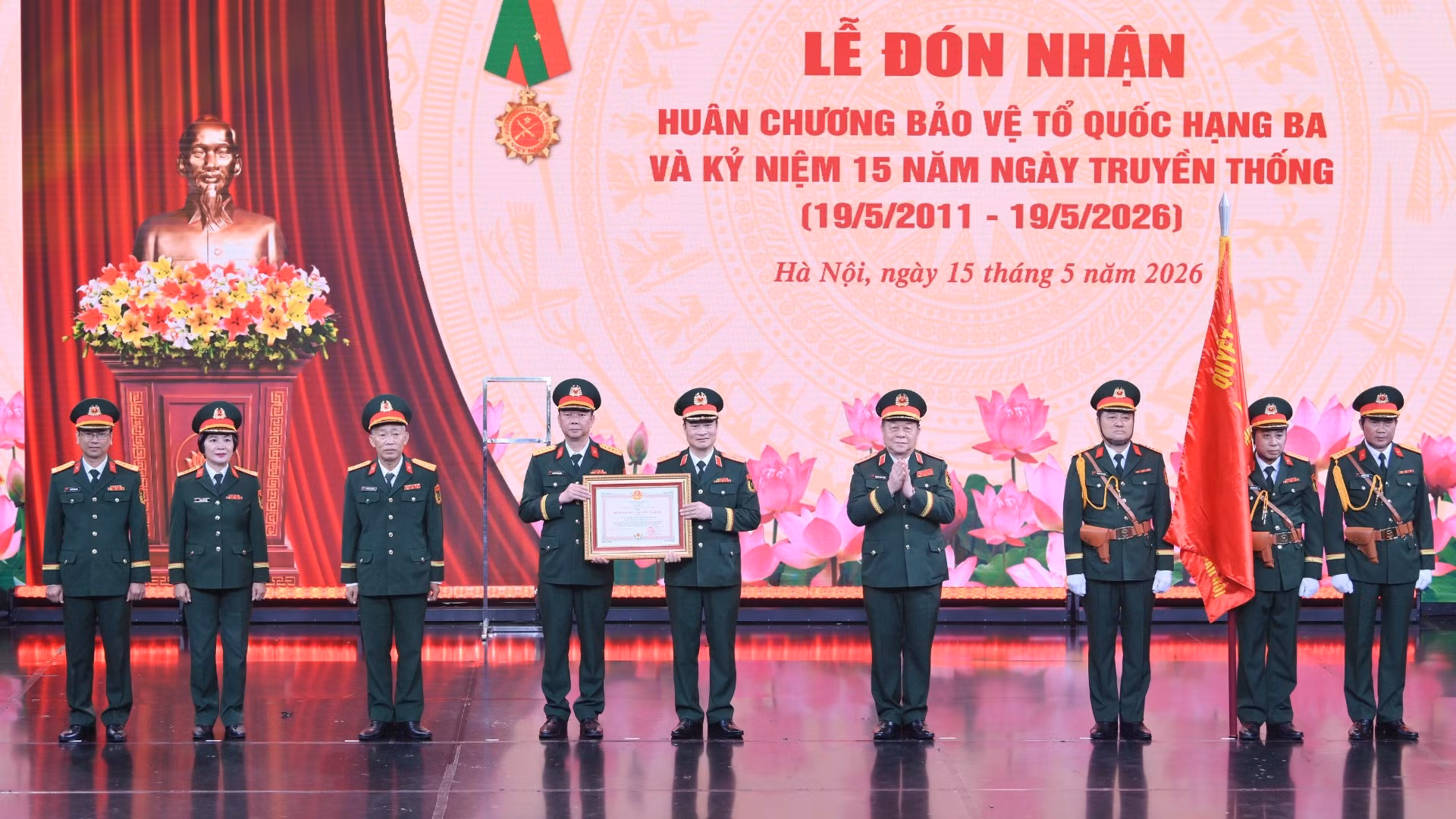 Đại tướng Nguyễn Trọng Nghĩa, Ủy viên Bộ Chính trị, Bí thư Trung ương Đảng, Chủ nhiệm Tổng cục Chính trị Quân đội nhân dân Việt Nam, trao Huân chương Bảo vệ Tổ quốc hạng Ba cho Trung tâm Phát thanh-Truyền hình Quân đội.