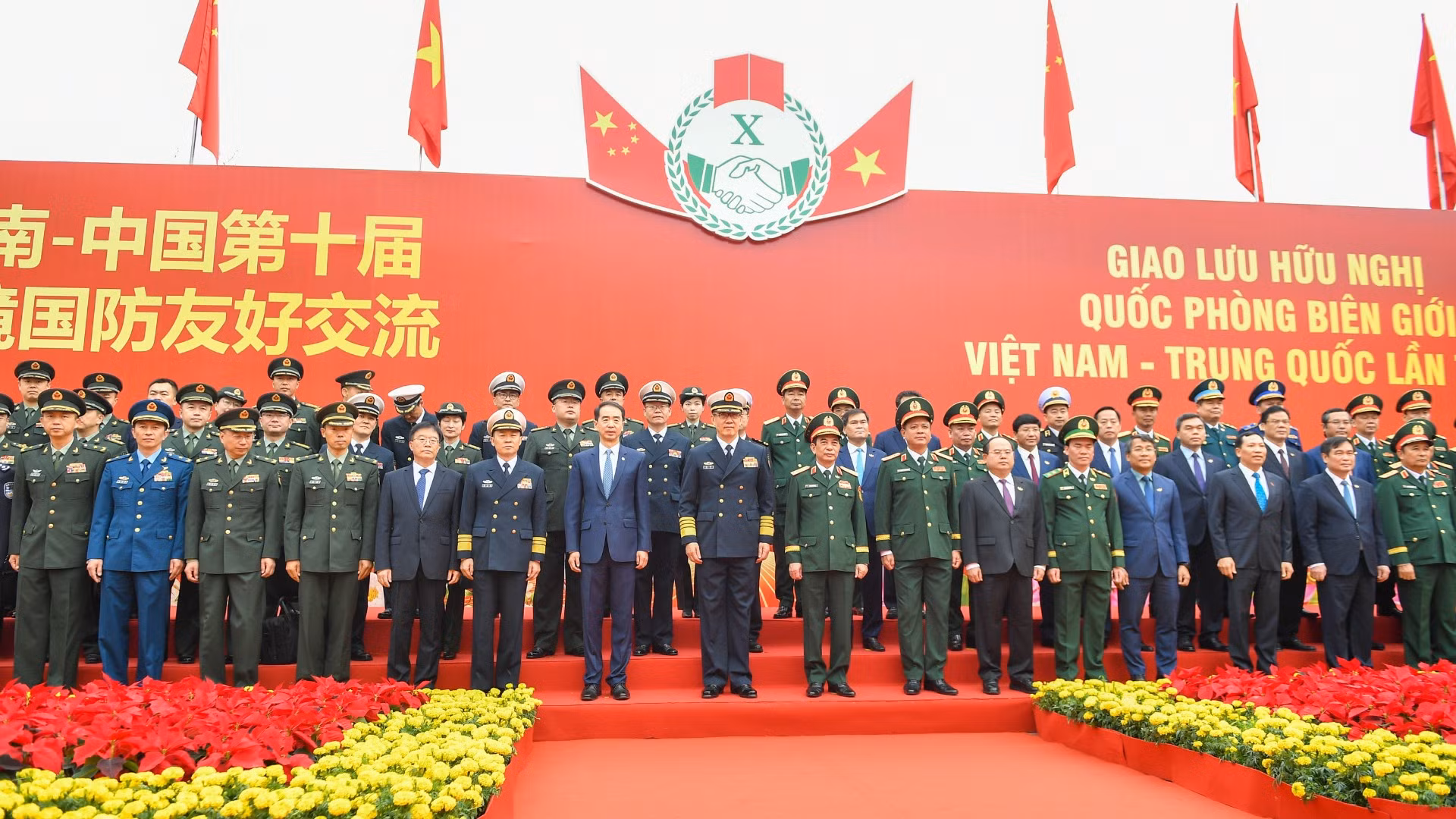 Đại tướng Phan Văn Giang, Ủy viên Bộ Chính trị, Phó Bí thư Quân ủy Trung ương, Bộ trưởng Quốc phòng cùng Đoàn đại biểu Quốc phòng Việt Nam và Thượng tướng Đổng Quân, Bộ trưởng Quốc phòng nước Cộng hòa Nhân dân Trung Hoa và Đoàn đại biểu Trung Quốc. 