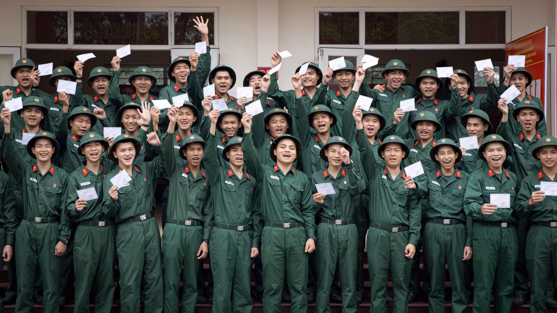 Chiến sĩ mới Trung đội 14, Đại đội 15 (Tiểu đoàn 4, Lữ đoàn 144, Bộ Tổng tham mưu) hân hoan cầm trên tay phiếu cử tri ở đơn vị.