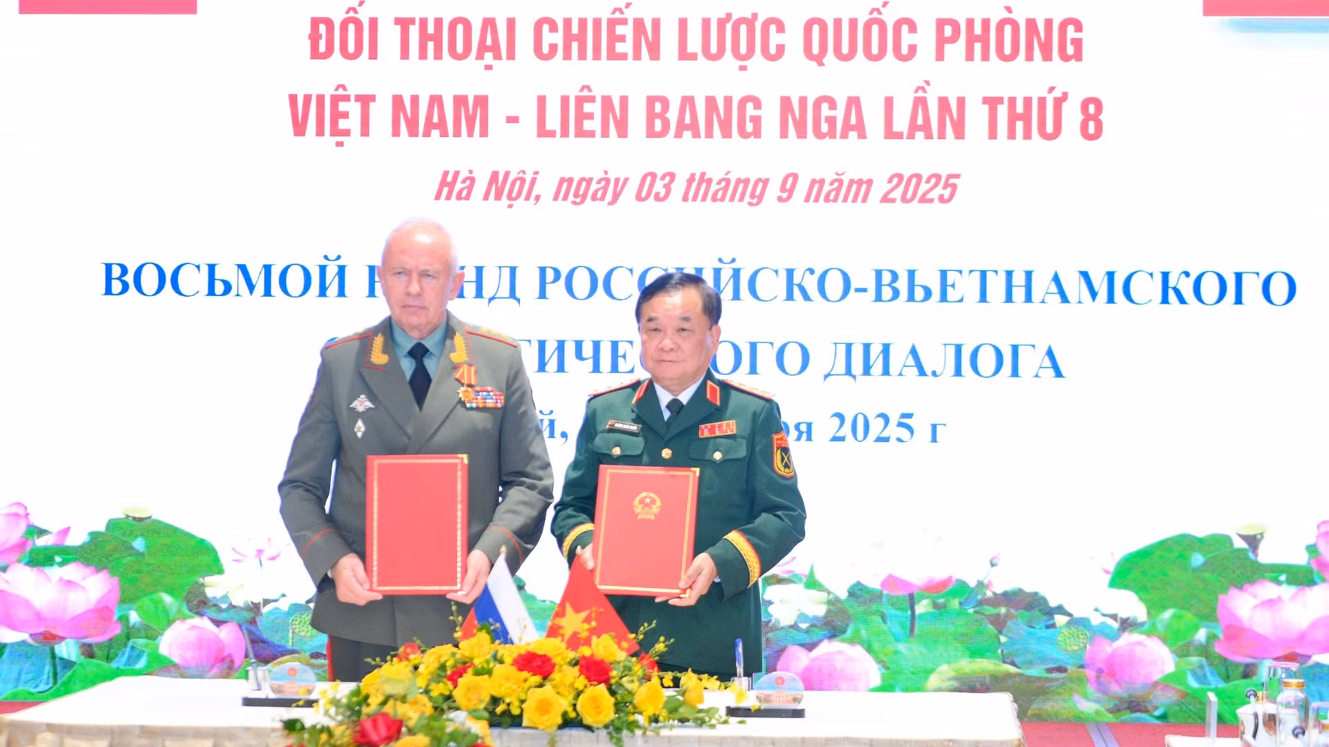 Thượng tướng Hoàng Xuân Chiến, Ủy viên Trung ương Đảng, Ủy viên Thường vụ Quân ủy Trung ương, Thứ trưởng Quốc phòng và Thượng tướng Alexander Vasilyevich Fomin ký bản ghi nhớ giữa Việt Nam-Liên bang Nga.