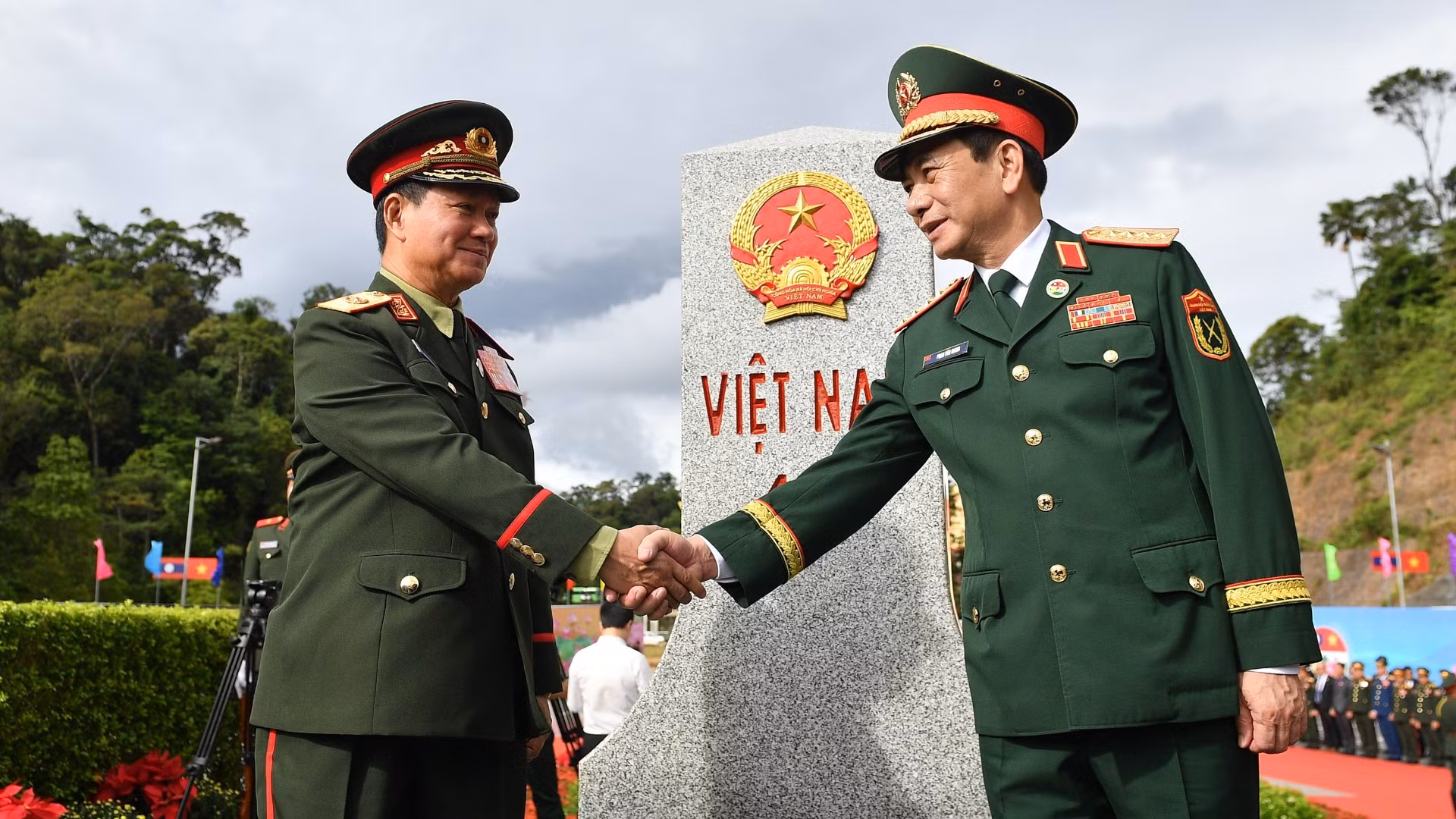Đại tướng Phan Văn Giang và Đại tướng Khamliang Outhakaysone tại cột mốc 460.