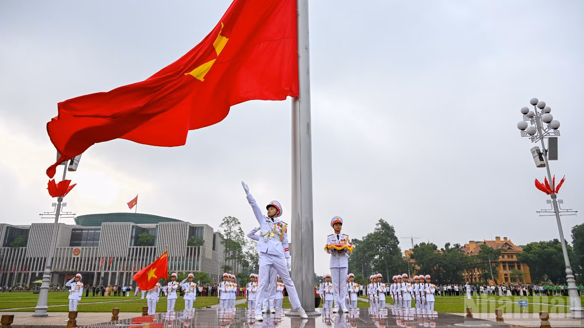Quốc kỳ tung bay trong nắng sớm.