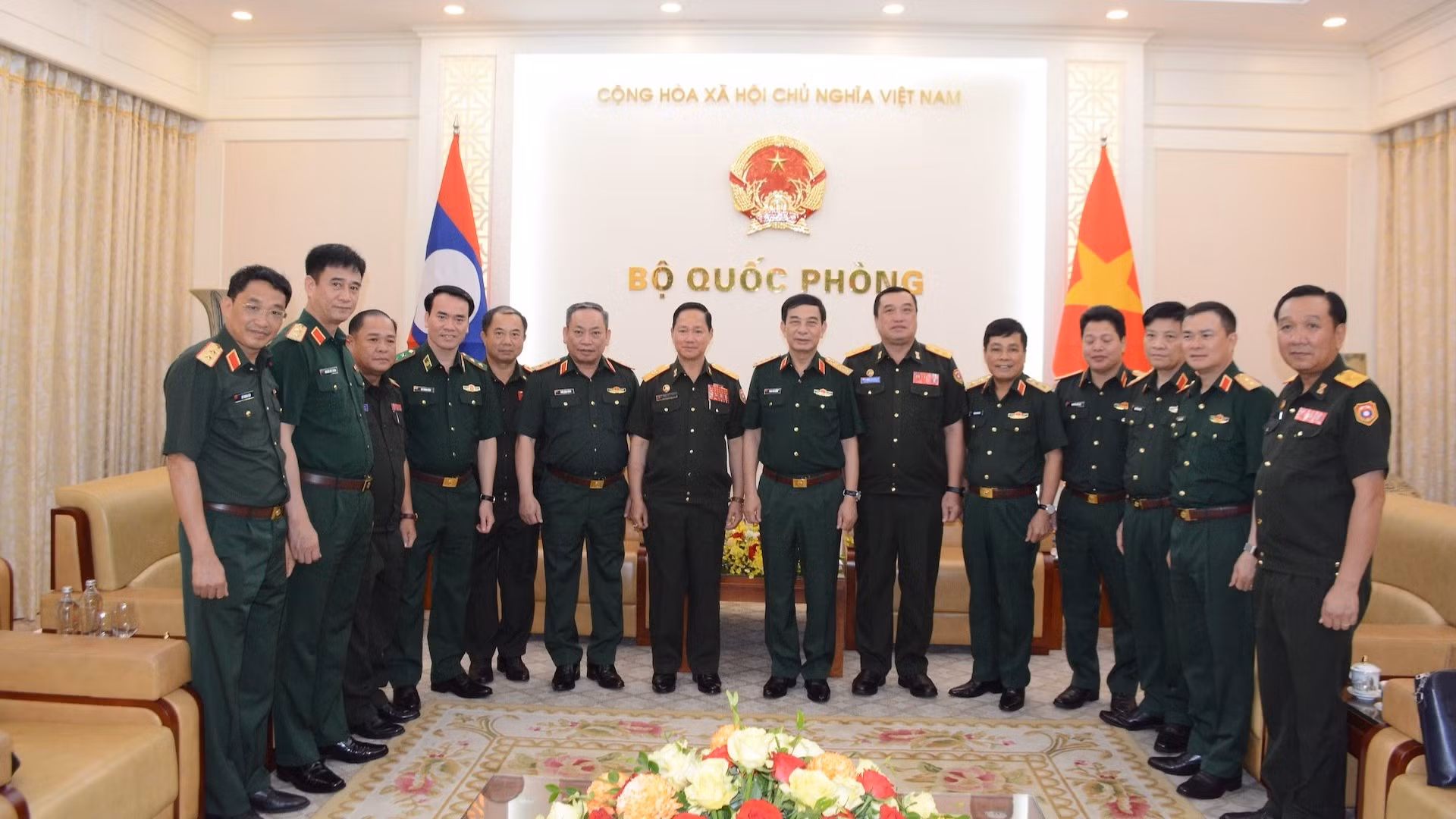 Đại tướng Phan Văn Giang, Ủy viên Bộ Chính trị, Phó Bí thư Quân ủy Trung ương, Phó Thủ tướng Chính phủ, Bộ trưởng Quốc phòng và Đại tướng Khamliang Outhakaysone, Ủy viên Bộ Chính trị Đảng Nhân dân Cách mạng Lào, Phó Thủ tướng Chính phủ, Bộ trưởng Quốc phòng Lào cùng các đại biểu tại buổi tiếp.
