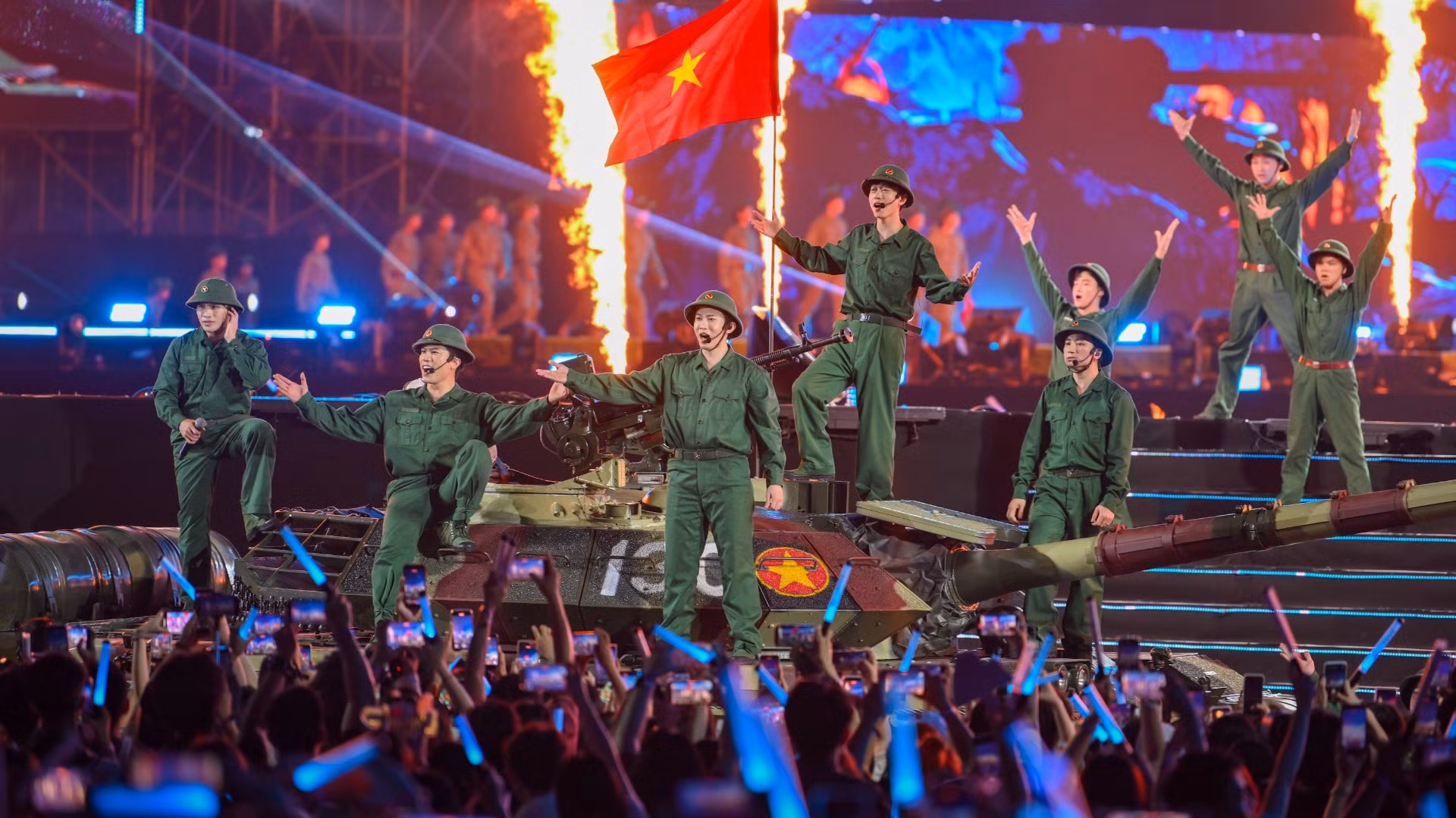 Tiếng hát của người nghệ sĩ gạo cội từng đi qua thời chiến, được nối tiếp bởi màn hòa ca đại diện ba thế hệ được sống trong thời bình.