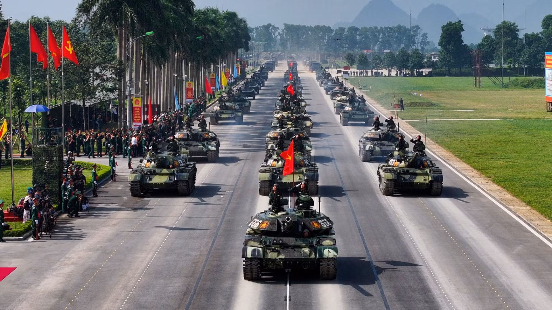 Lần đầu tiên, dàn khí tài, vũ khí tổng hợp luyện cùng các khối diễu binh, diễu hành sáng nay tại Trung tâm Huấn luyện quân sự quốc gia 4.