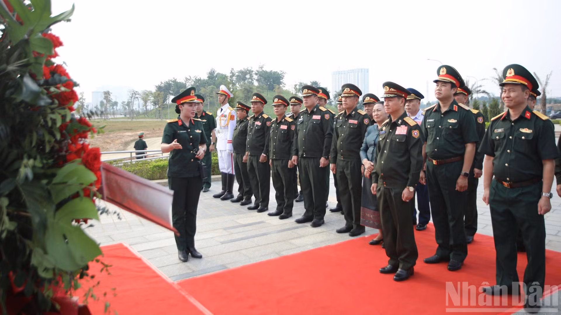 Đại tướng Khamliang Outhakaysone cùng đoàn dâng hoa và nghe giới thiệu về Cụm tượng Tình đoàn kết, hữu nghị Việt Nam-Lào. (Ảnh: THẾ ĐẠI)