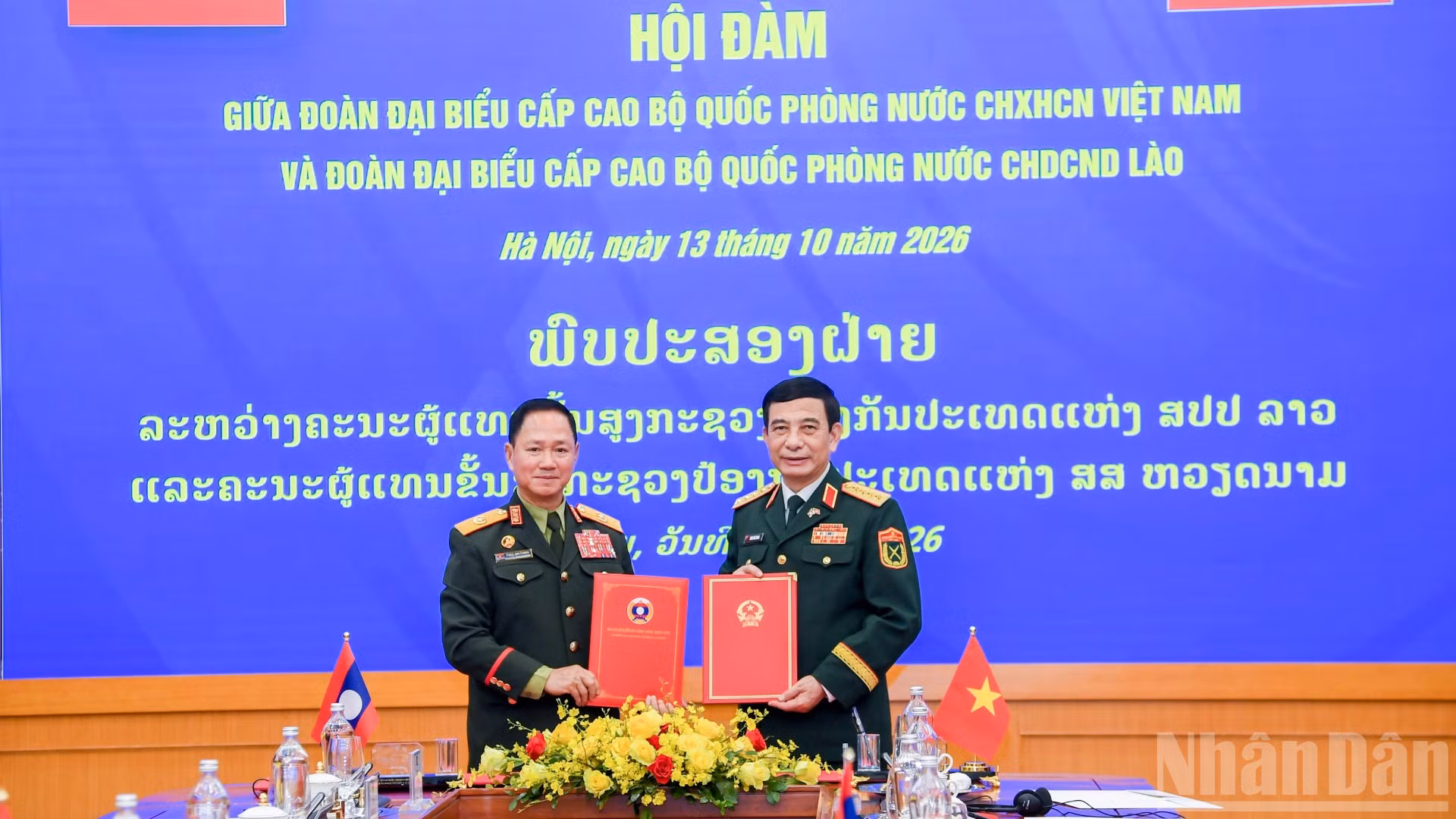 Đại tướng Phan Văn Giang và Đại tướng Khamliang Outhakaysone ký kế hoạch hợp tác quốc phòng Việt Nam-Lào năm 2027. (Ảnh: THẾ ĐẠI)